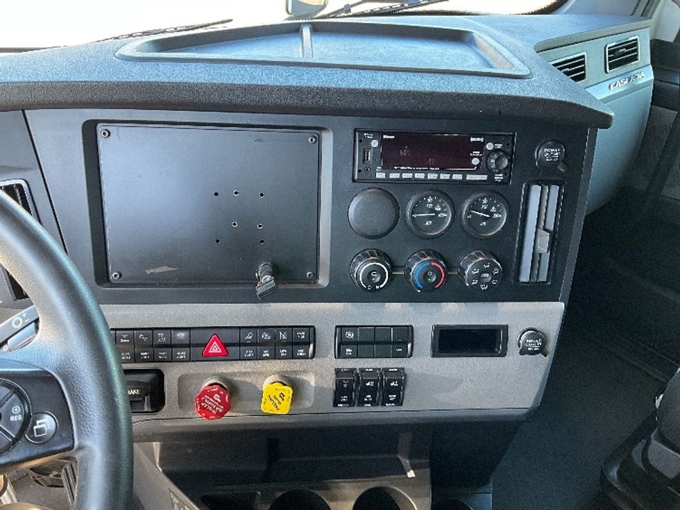 Sleeper Tractor-Heavy Duty Tractors-Freightliner-2022-T12664ST-Springfield-MO-399,292\n\t\tmiles-$ 81,500 - Image 12