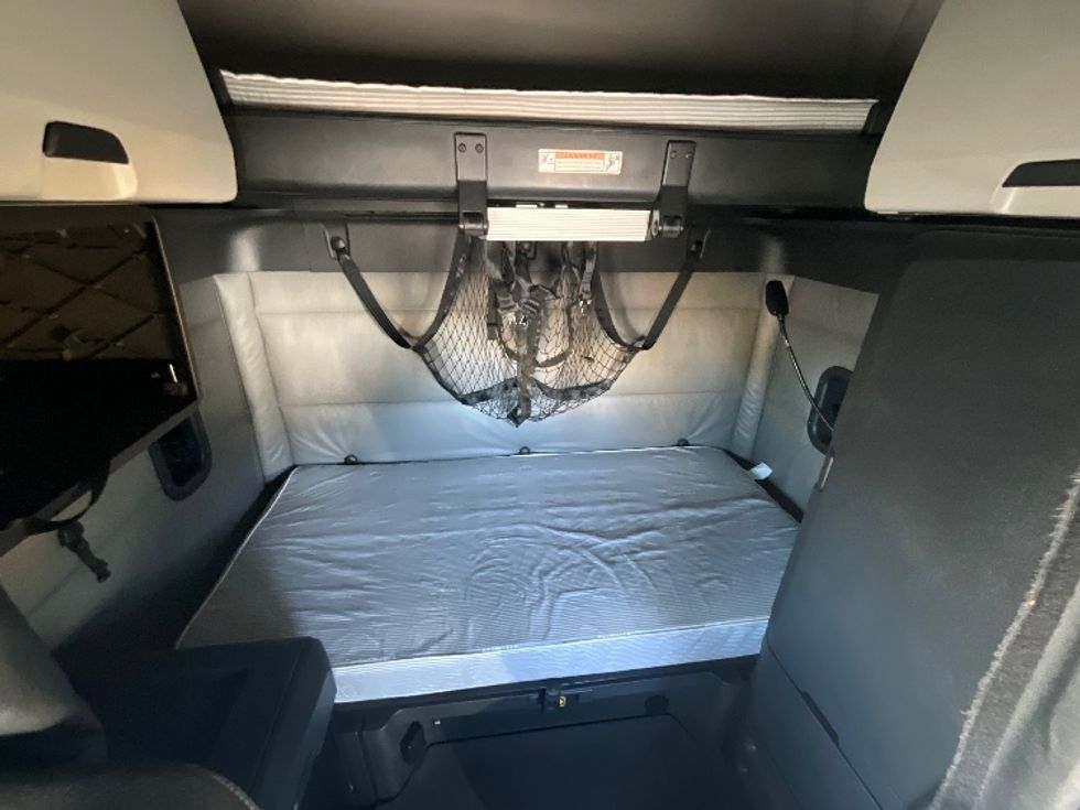 Sleeper Tractor-Heavy Duty Tractors-Freightliner-2022-T12664ST-Springfield-MO-399,292\n\t\tmiles-$ 81,500 - Image 16