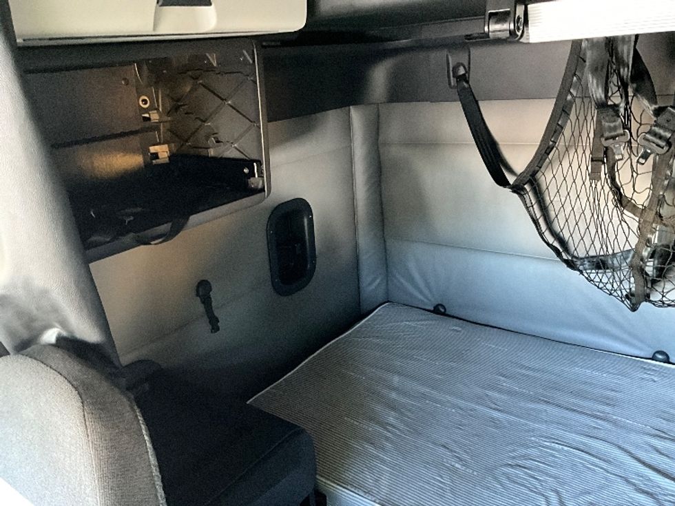 Sleeper Tractor-Heavy Duty Tractors-Freightliner-2022-T12664ST-Springfield-MO-399,292\n\t\tmiles-$ 81,500 - Image 19