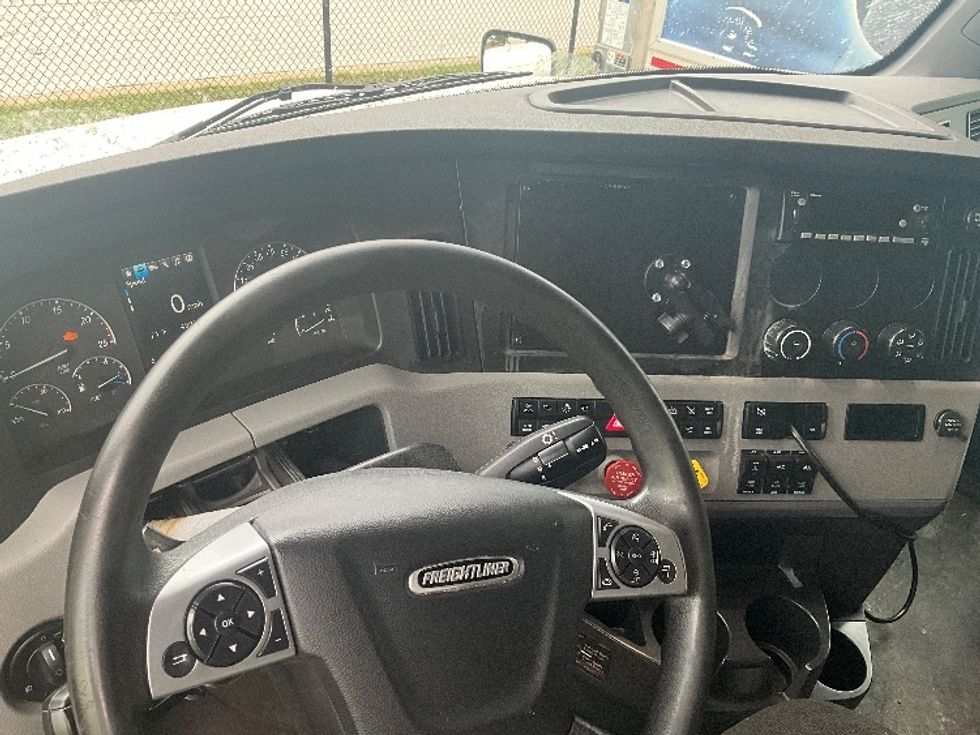 Sleeper Tractor-Heavy Duty Tractors-Freightliner-2022-T12664ST-Springfield-MO-402,958\n\t\tmiles-$ 82,500 - Image 11