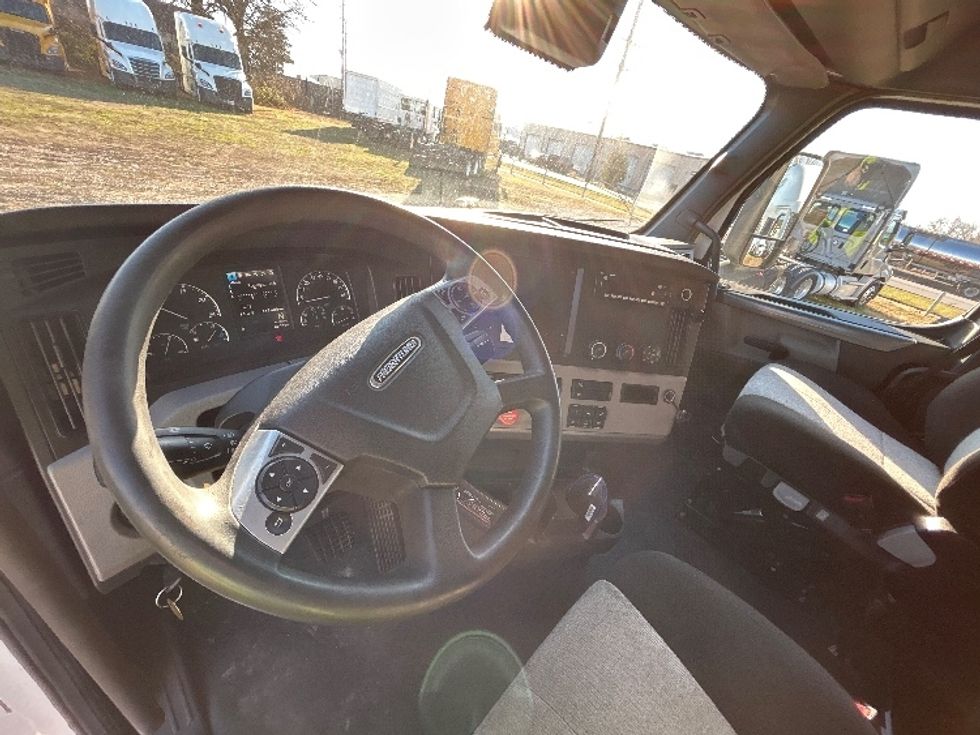 Sleeper Tractor-Heavy Duty Tractors-Freightliner-2022-T12664ST-Springfield-MO-417,400\n\t\tmiles-$ 74,000 - Image 10