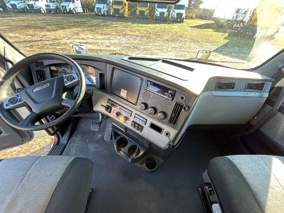 Sleeper Tractor-Heavy Duty Tractors-Freightliner-2022-T12664ST-Springfield-MO-417,400\n\t\tmiles-$ 74,000 - Image 12