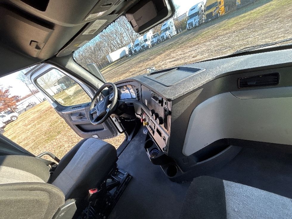Sleeper Tractor-Heavy Duty Tractors-Freightliner-2022-T12664ST-Springfield-MO-417,400\n\t\tmiles-$ 74,000 - Image 15