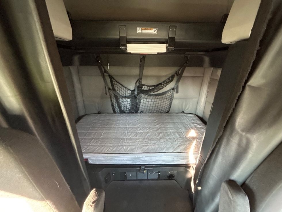 Sleeper Tractor-Heavy Duty Tractors-Freightliner-2022-T12664ST-Springfield-MO-417,400\n\t\tmiles-$ 74,000 - Image 16