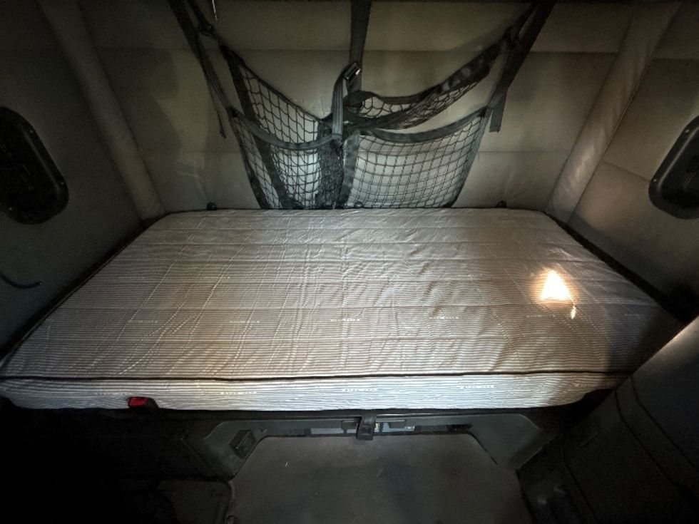 Sleeper Tractor-Heavy Duty Tractors-Freightliner-2022-T12664ST-Springfield-MO-417,400\n\t\tmiles-$ 74,000 - Image 17