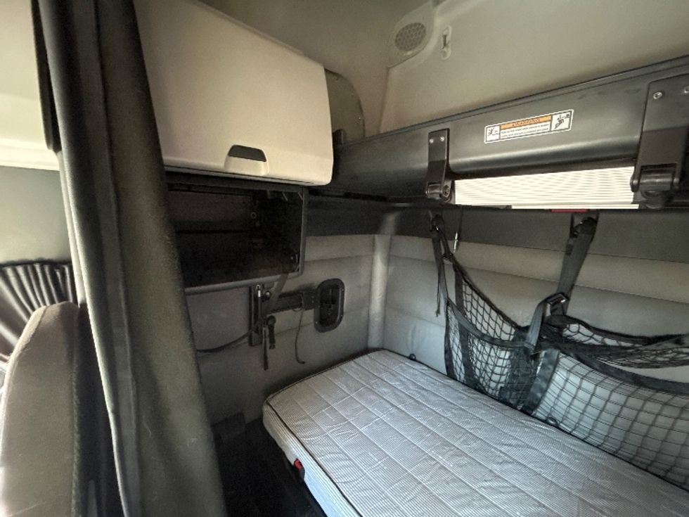 Sleeper Tractor-Heavy Duty Tractors-Freightliner-2022-T12664ST-Springfield-MO-417,400\n\t\tmiles-$ 74,000 - Image 19