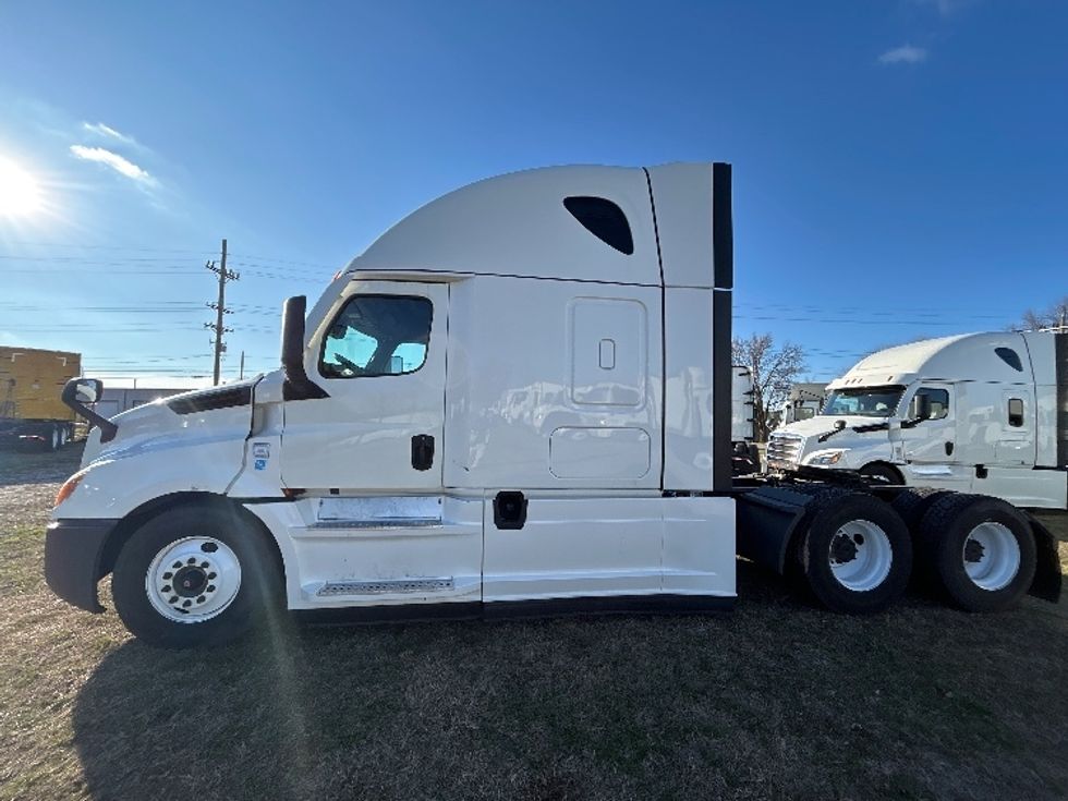 Sleeper Tractor-Heavy Duty Tractors-Freightliner-2022-T12664ST-Springfield-MO-417,400\n\t\tmiles-$ 74,000 - Image 4