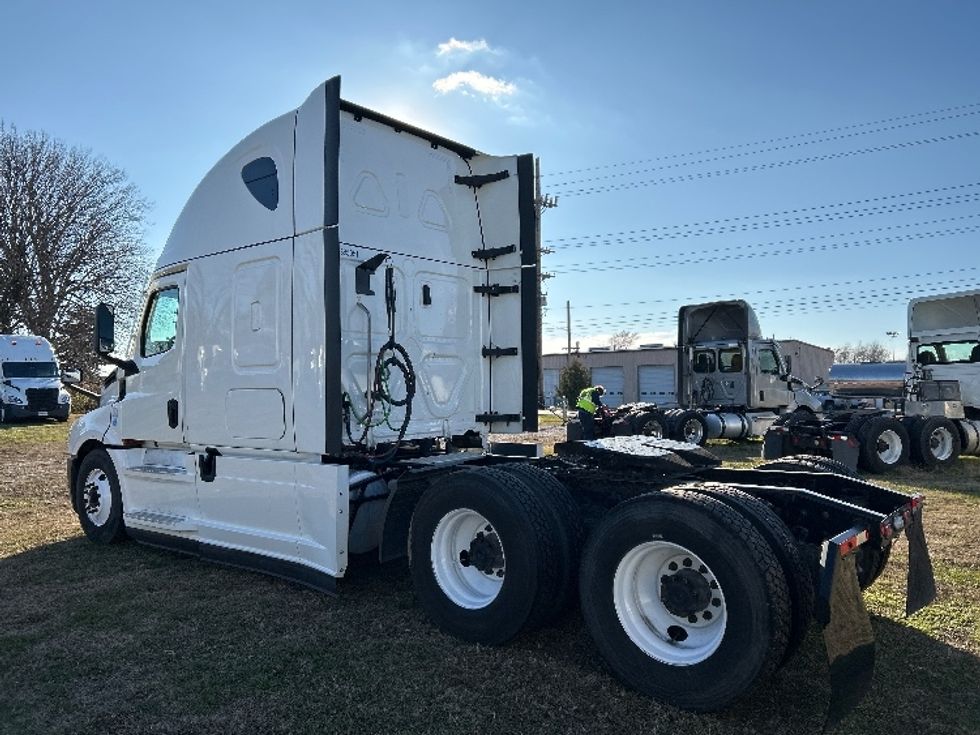 Sleeper Tractor-Heavy Duty Tractors-Freightliner-2022-T12664ST-Springfield-MO-417,400\n\t\tmiles-$ 74,000 - Image 5