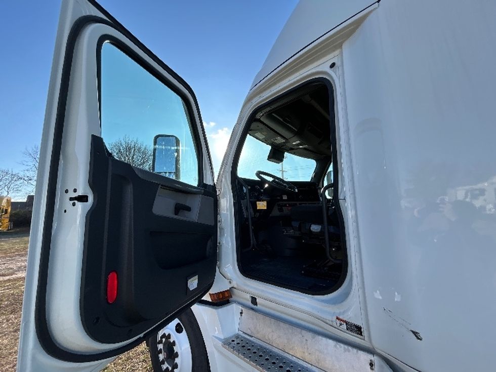 Sleeper Tractor-Heavy Duty Tractors-Freightliner-2022-T12664ST-Springfield-MO-417,400\n\t\tmiles-$ 74,000 - Image 9