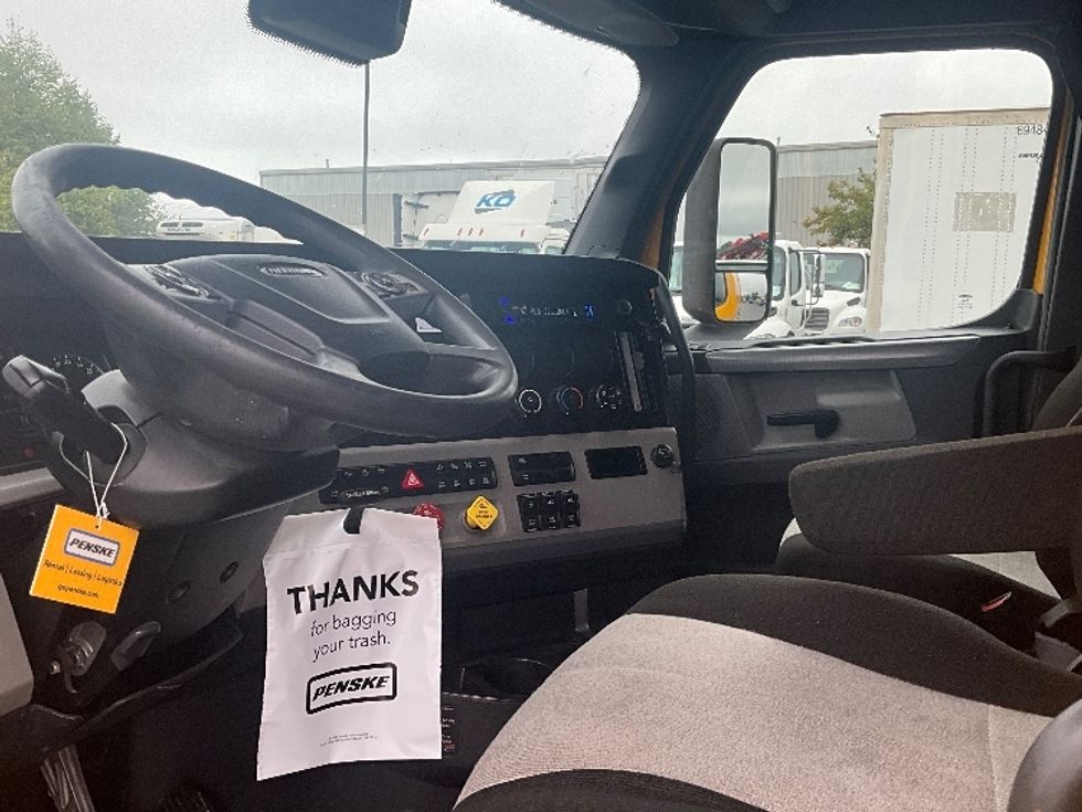 Sleeper Tractor-Heavy Duty Tractors-Freightliner-2022-T12664ST-Springfield-MO-474,044\n\t\tmiles-$ 69,750 - Image 10