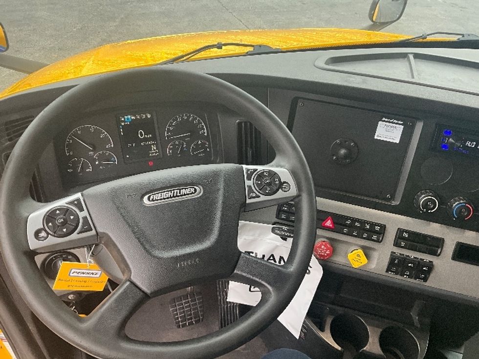 Sleeper Tractor-Heavy Duty Tractors-Freightliner-2022-T12664ST-Springfield-MO-474,044\n\t\tmiles-$ 69,750 - Image 11