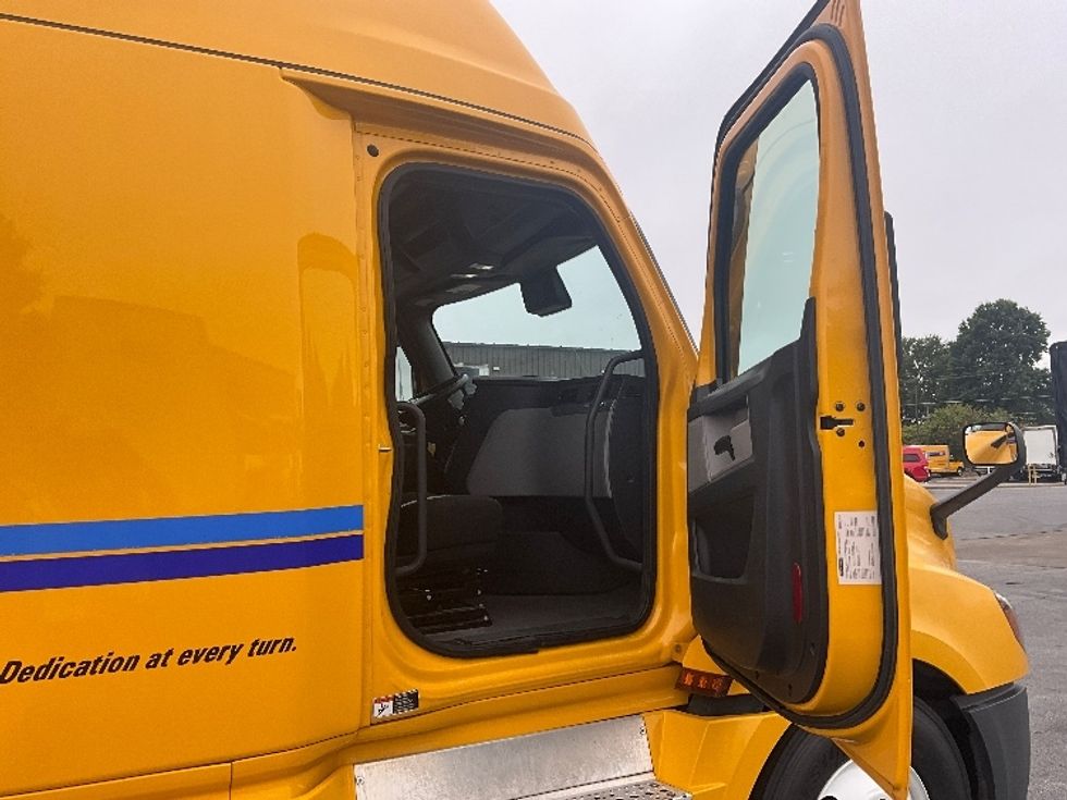 Sleeper Tractor-Heavy Duty Tractors-Freightliner-2022-T12664ST-Springfield-MO-474,044\n\t\tmiles-$ 69,750 - Image 13