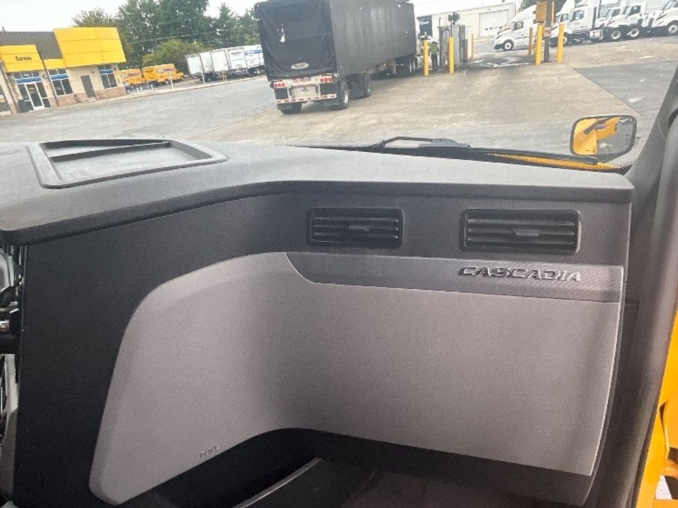 Sleeper Tractor-Heavy Duty Tractors-Freightliner-2022-T12664ST-Springfield-MO-474,044\n\t\tmiles-$ 69,750 - Image 14