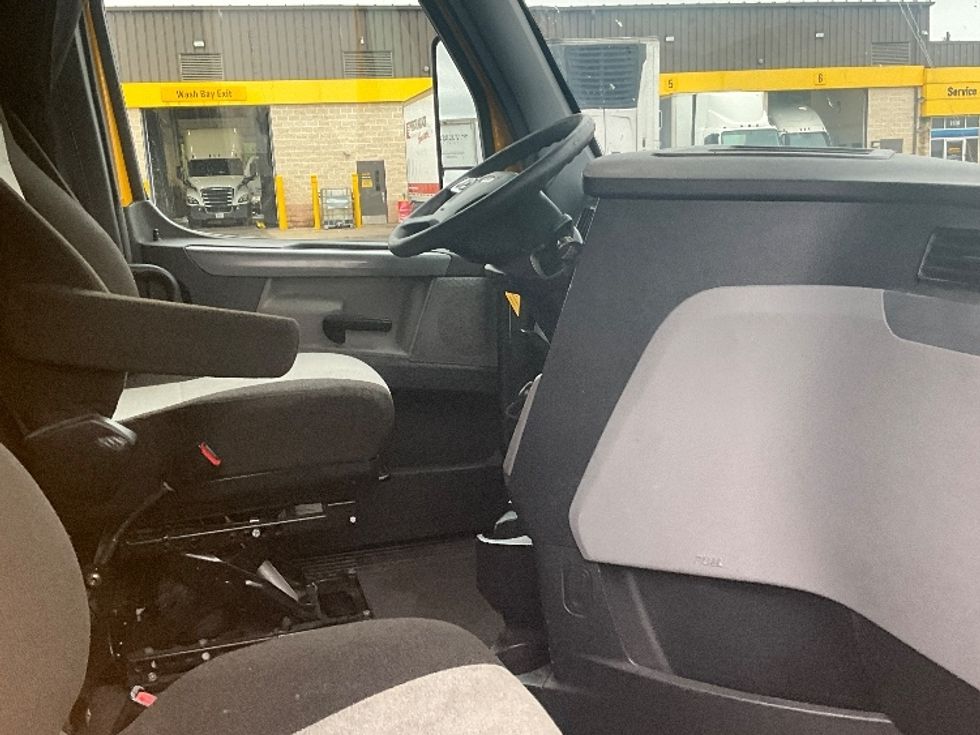 Sleeper Tractor-Heavy Duty Tractors-Freightliner-2022-T12664ST-Springfield-MO-474,044\n\t\tmiles-$ 69,750 - Image 15