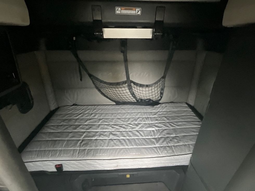 Sleeper Tractor-Heavy Duty Tractors-Freightliner-2022-T12664ST-Springfield-MO-474,044\n\t\tmiles-$ 69,750 - Image 16