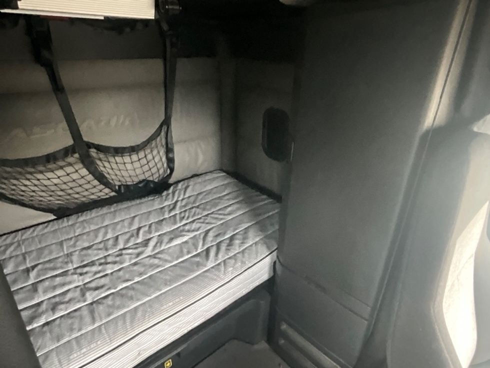 Sleeper Tractor-Heavy Duty Tractors-Freightliner-2022-T12664ST-Springfield-MO-474,044\n\t\tmiles-$ 69,750 - Image 18