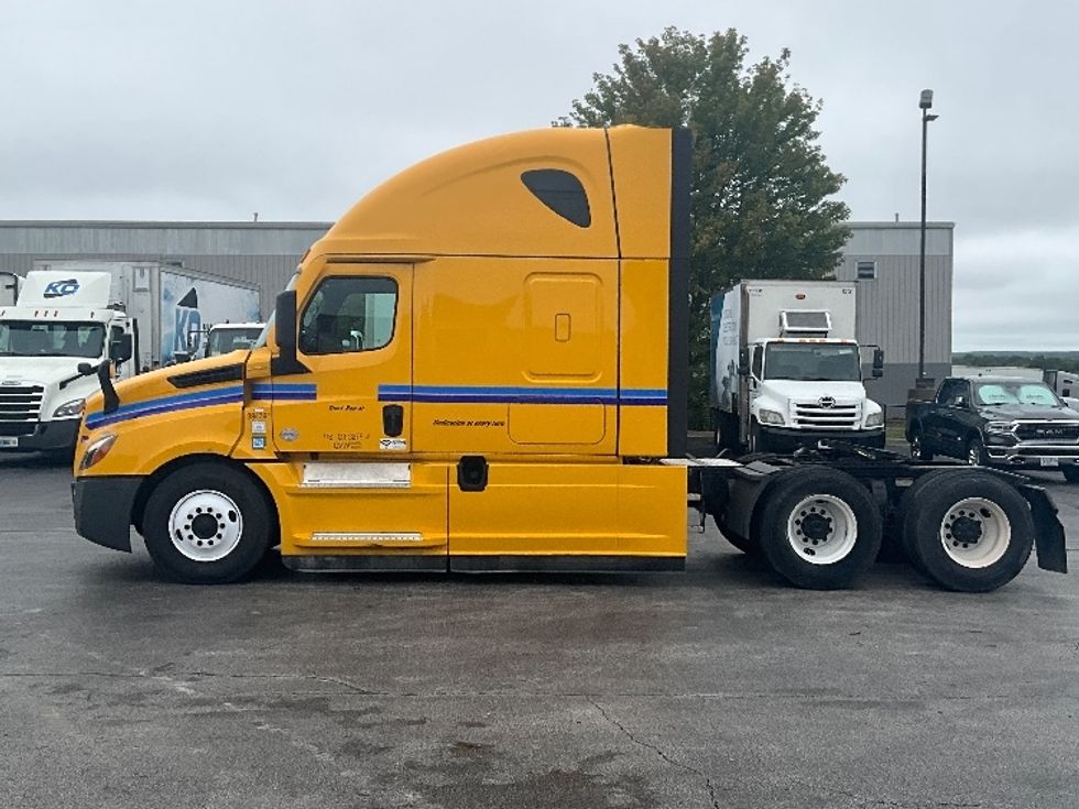 Sleeper Tractor-Heavy Duty Tractors-Freightliner-2022-T12664ST-Springfield-MO-474,044\n\t\tmiles-$ 69,750 - Image 4