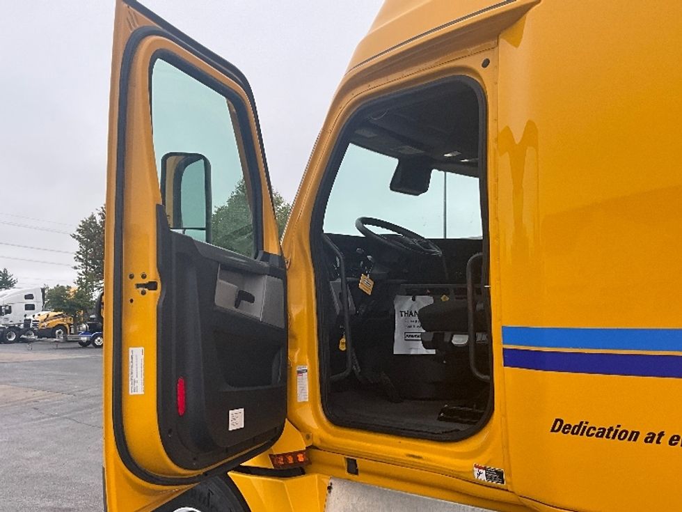 Sleeper Tractor-Heavy Duty Tractors-Freightliner-2022-T12664ST-Springfield-MO-474,044\n\t\tmiles-$ 69,750 - Image 9