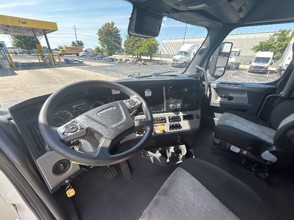 Sleeper Tractor-Heavy Duty Tractors-Freightliner-2022-T12664ST-Springfield-MO-564,224\n\t\tmiles-$ 71,000 - Image 10