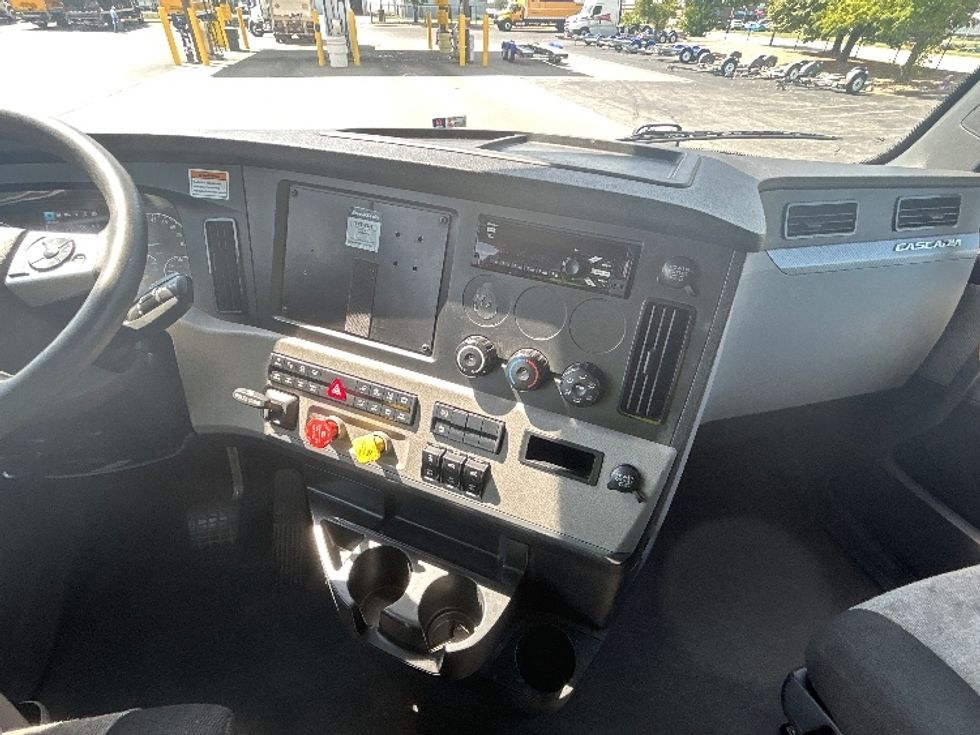 Sleeper Tractor-Heavy Duty Tractors-Freightliner-2022-T12664ST-Springfield-MO-564,224\n\t\tmiles-$ 71,000 - Image 12