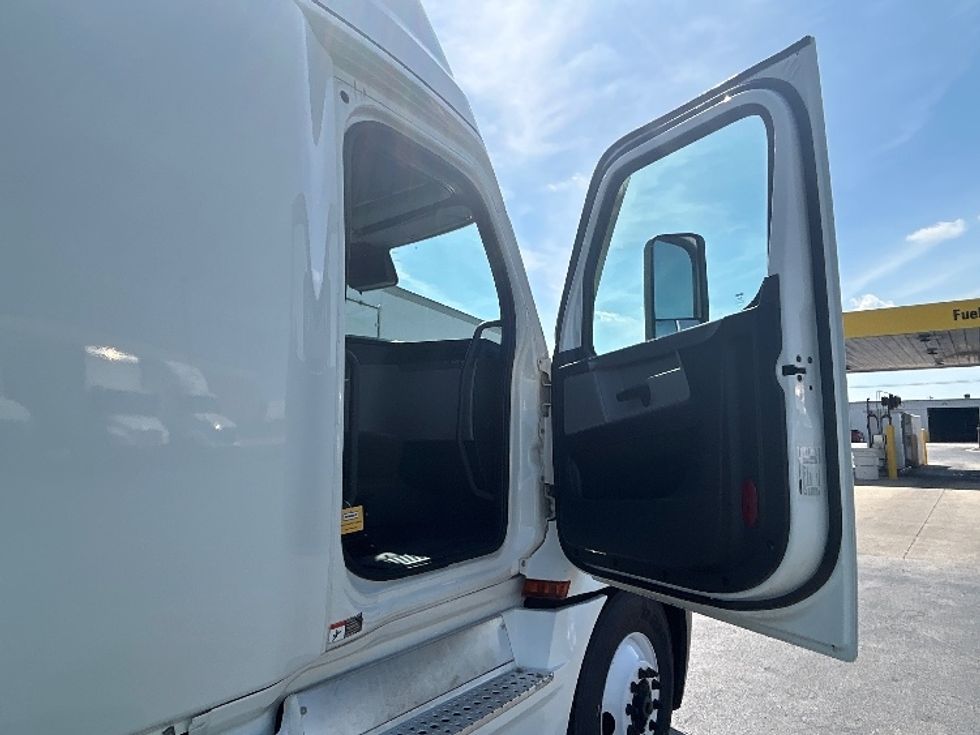 Sleeper Tractor-Heavy Duty Tractors-Freightliner-2022-T12664ST-Springfield-MO-564,224\n\t\tmiles-$ 71,000 - Image 13