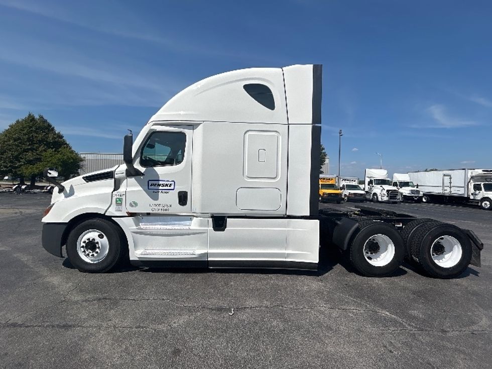 Sleeper Tractor-Heavy Duty Tractors-Freightliner-2022-T12664ST-Springfield-MO-564,224\n\t\tmiles-$ 71,000 - Image 4