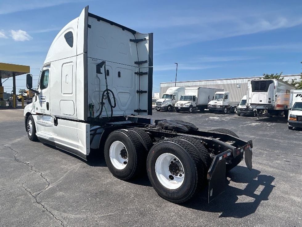 Sleeper Tractor-Heavy Duty Tractors-Freightliner-2022-T12664ST-Springfield-MO-564,224\n\t\tmiles-$ 71,000 - Image 5