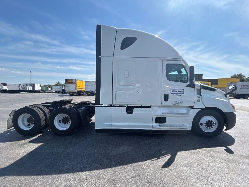 Sleeper Tractor-Heavy Duty Tractors-Freightliner-2022-T12664ST-Springfield-MO-564,224\n\t\tmiles-$ 71,000 - Image 8