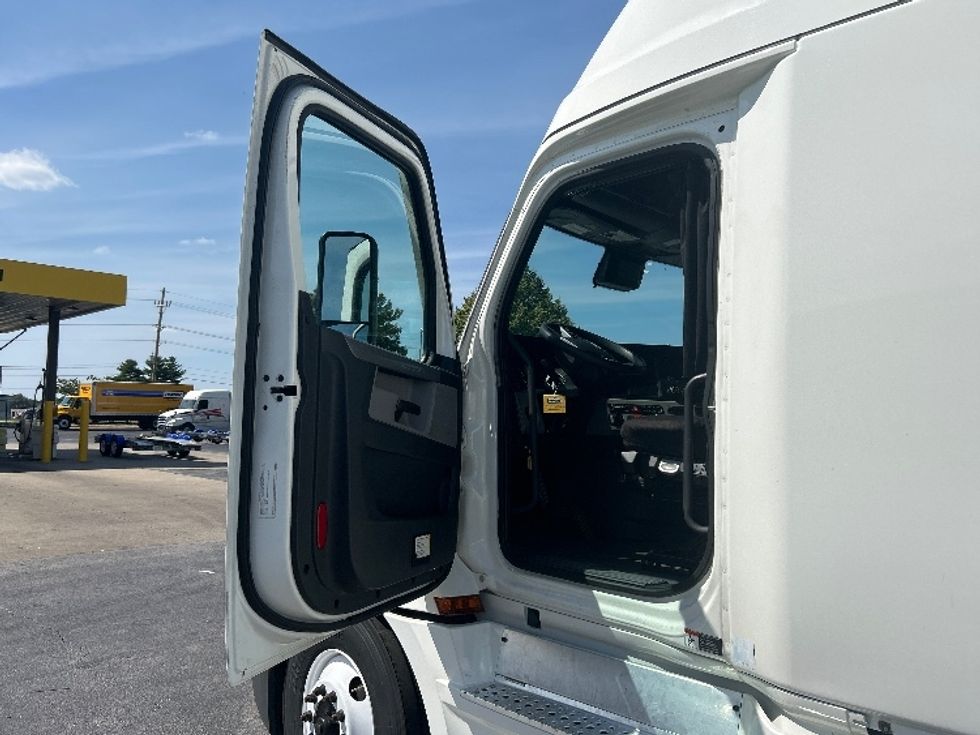 Sleeper Tractor-Heavy Duty Tractors-Freightliner-2022-T12664ST-Springfield-MO-564,224\n\t\tmiles-$ 71,000 - Image 9