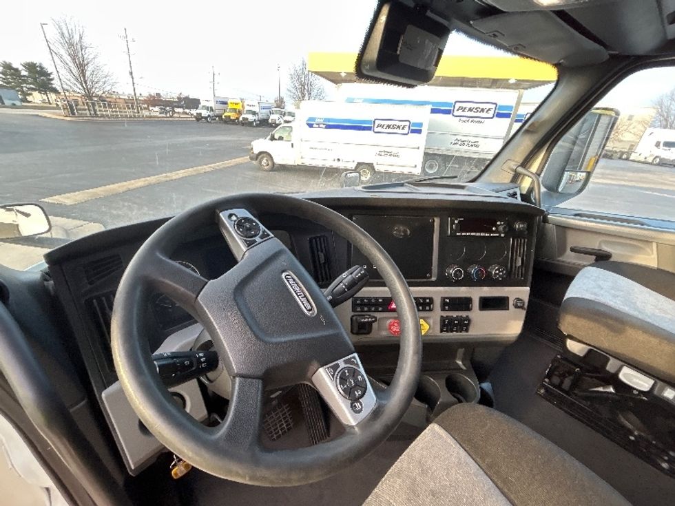 Sleeper Tractor-Heavy Duty Tractors-Freightliner-2022-T12664ST-Springfield-MO-612,353\n\t\tmiles-$ 58,000 - Image 10