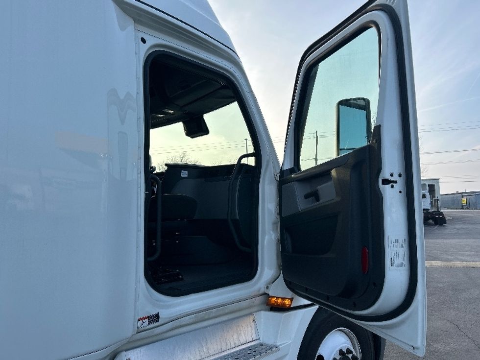 Sleeper Tractor-Heavy Duty Tractors-Freightliner-2022-T12664ST-Springfield-MO-612,353\n\t\tmiles-$ 58,000 - Image 12