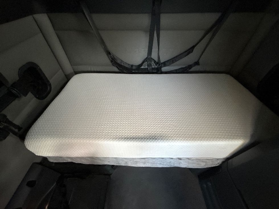 Sleeper Tractor-Heavy Duty Tractors-Freightliner-2022-T12664ST-Springfield-MO-612,353\n\t\tmiles-$ 58,000 - Image 16