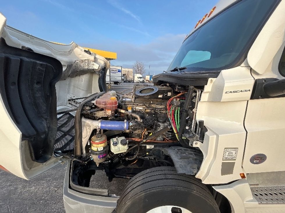 Sleeper Tractor-Heavy Duty Tractors-Freightliner-2022-T12664ST-Springfield-MO-612,353\n\t\tmiles-$ 58,000 - Image 20