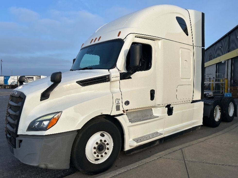 Sleeper Tractor-Heavy Duty Tractors-Freightliner-2022-T12664ST-Springfield-MO-612,353\n\t\tmiles-$ 58,000 - Image 3