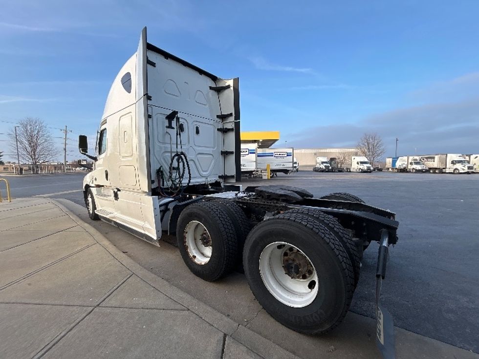 Sleeper Tractor-Heavy Duty Tractors-Freightliner-2022-T12664ST-Springfield-MO-612,353\n\t\tmiles-$ 58,000 - Image 5