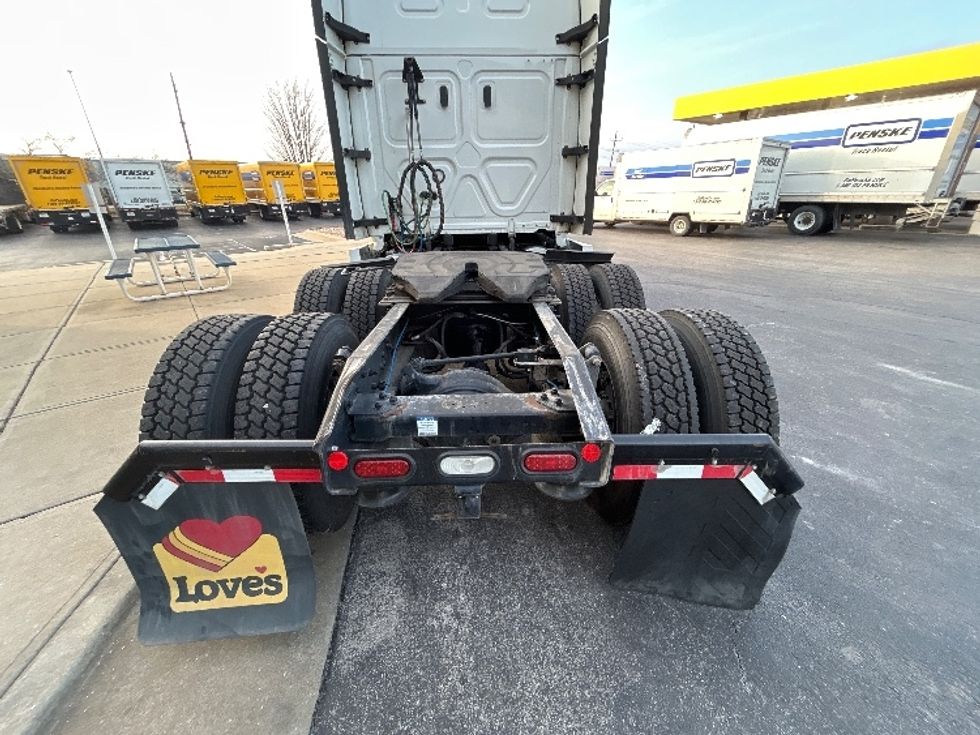 Sleeper Tractor-Heavy Duty Tractors-Freightliner-2022-T12664ST-Springfield-MO-612,353\n\t\tmiles-$ 58,000 - Image 6