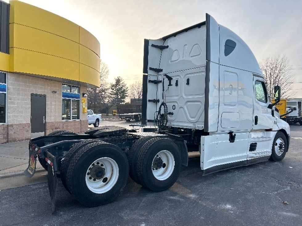 Sleeper Tractor-Heavy Duty Tractors-Freightliner-2022-T12664ST-Springfield-MO-612,353\n\t\tmiles-$ 58,000 - Image 7