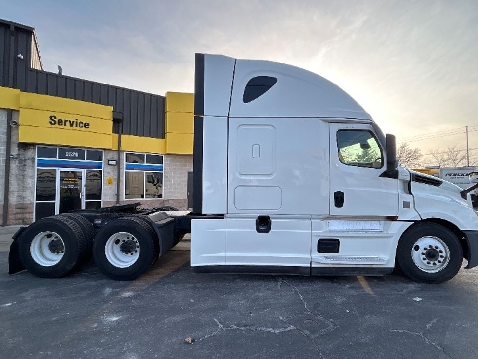 Sleeper Tractor-Heavy Duty Tractors-Freightliner-2022-T12664ST-Springfield-MO-612,353\n\t\tmiles-$ 58,000 - Image 8