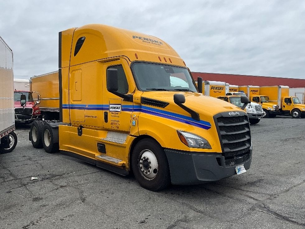 Sleeper Tractor-Heavy Duty Tractors-Freightliner-2022-T12664ST-Sterling-VA-399,620\n\t\tmiles-$ 74,500 - Image 1