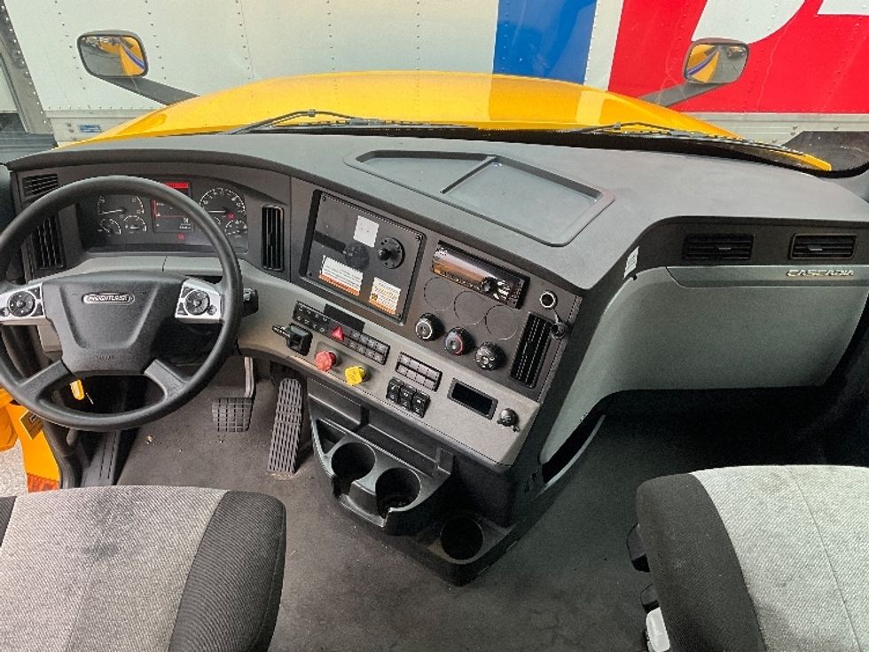 Sleeper Tractor-Heavy Duty Tractors-Freightliner-2022-T12664ST-Sterling-VA-399,620\n\t\tmiles-$ 74,500 - Image 12