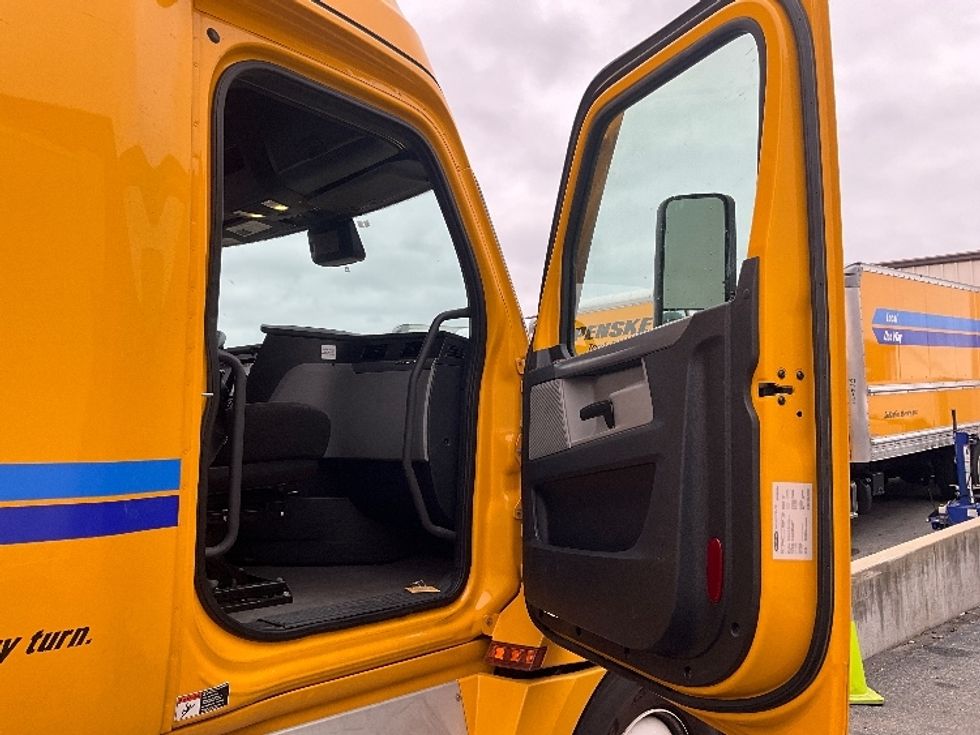 Sleeper Tractor-Heavy Duty Tractors-Freightliner-2022-T12664ST-Sterling-VA-399,620\n\t\tmiles-$ 74,500 - Image 13