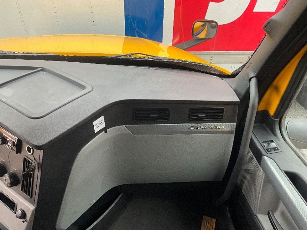 Sleeper Tractor-Heavy Duty Tractors-Freightliner-2022-T12664ST-Sterling-VA-399,620\n\t\tmiles-$ 74,500 - Image 14