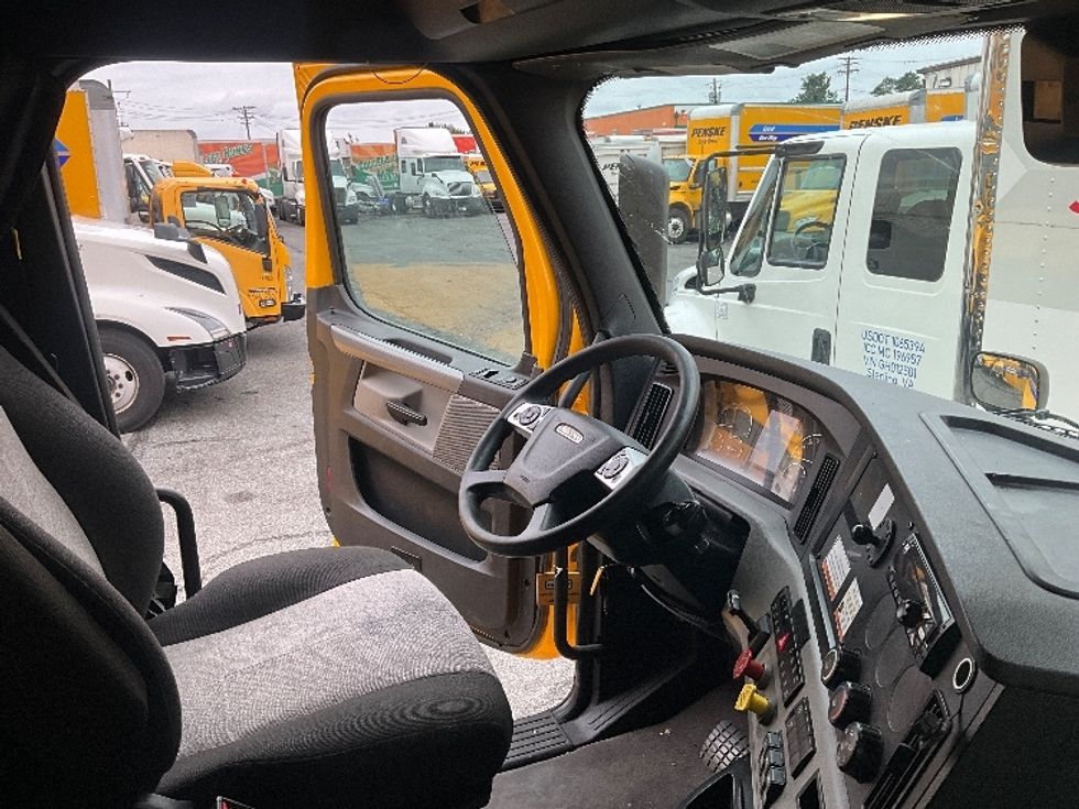 Sleeper Tractor-Heavy Duty Tractors-Freightliner-2022-T12664ST-Sterling-VA-399,620\n\t\tmiles-$ 74,500 - Image 15