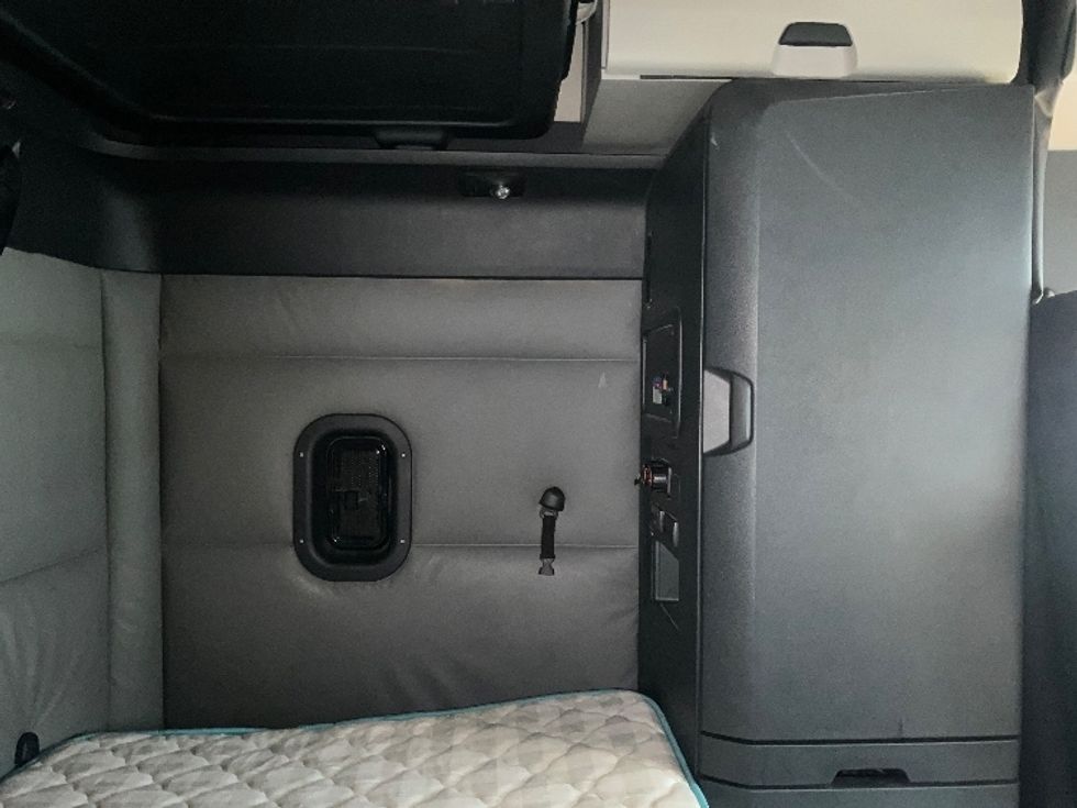 Sleeper Tractor-Heavy Duty Tractors-Freightliner-2022-T12664ST-Sterling-VA-399,620\n\t\tmiles-$ 74,500 - Image 18