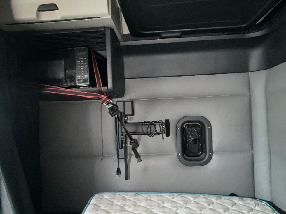 Sleeper Tractor-Heavy Duty Tractors-Freightliner-2022-T12664ST-Sterling-VA-399,620\n\t\tmiles-$ 74,500 - Image 19