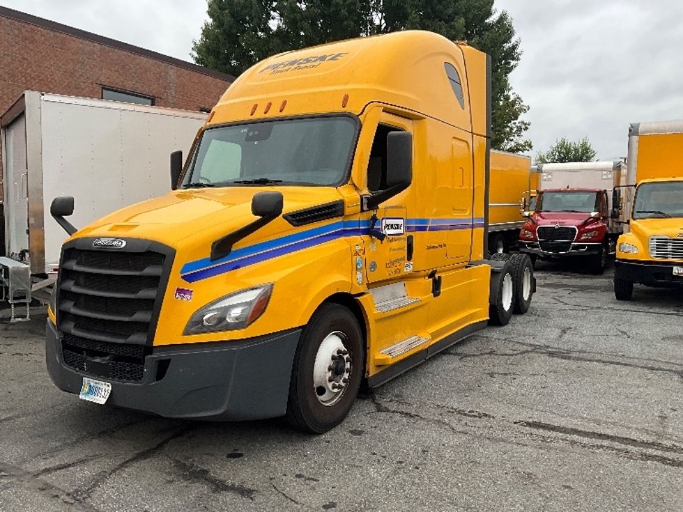 Sleeper Tractor-Heavy Duty Tractors-Freightliner-2022-T12664ST-Sterling-VA-399,620\n\t\tmiles-$ 74,500 - Image 3