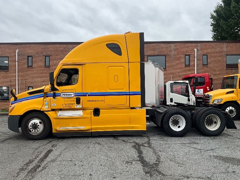 Sleeper Tractor-Heavy Duty Tractors-Freightliner-2022-T12664ST-Sterling-VA-399,620\n\t\tmiles-$ 74,500 - Image 4