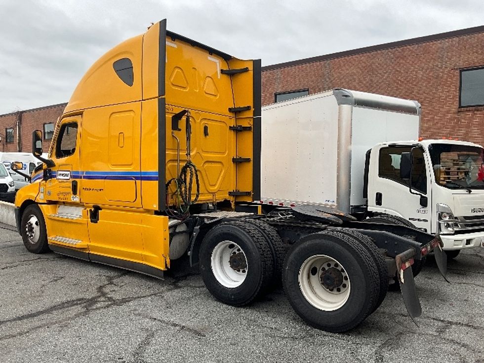 Sleeper Tractor-Heavy Duty Tractors-Freightliner-2022-T12664ST-Sterling-VA-399,620\n\t\tmiles-$ 74,500 - Image 5
