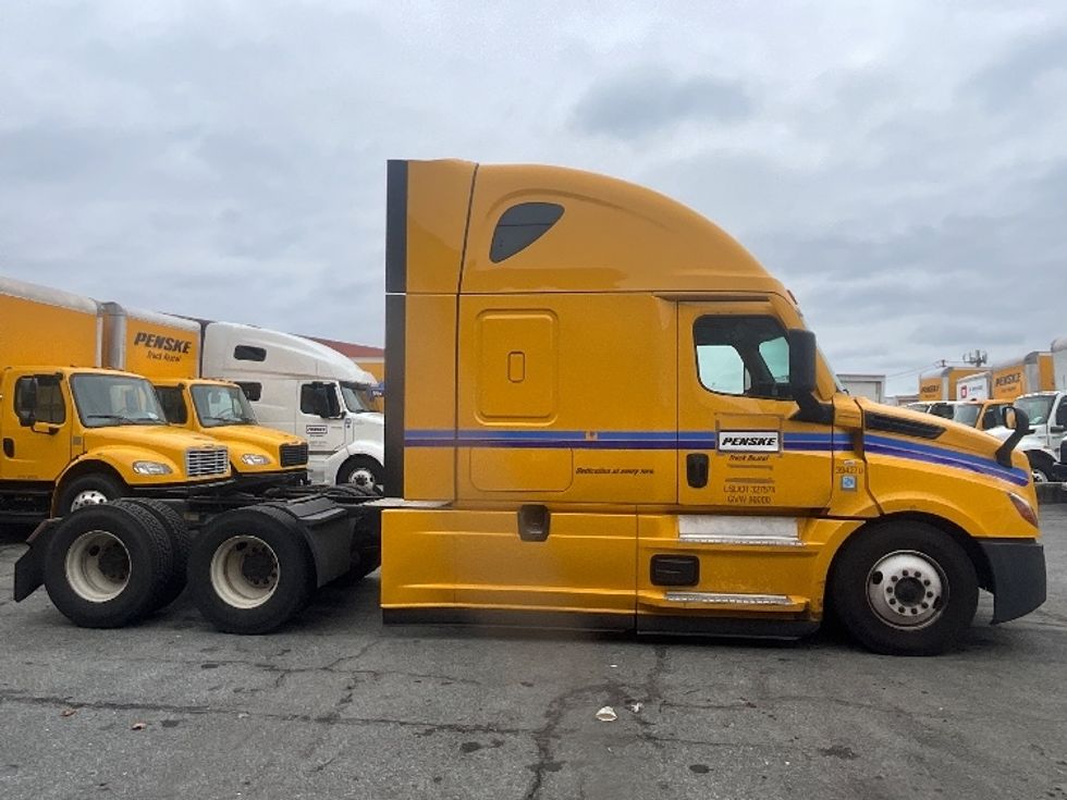 Sleeper Tractor-Heavy Duty Tractors-Freightliner-2022-T12664ST-Sterling-VA-399,620\n\t\tmiles-$ 74,500 - Image 8