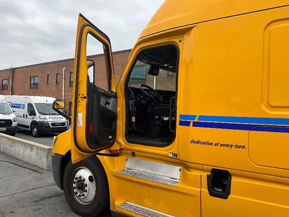 Sleeper Tractor-Heavy Duty Tractors-Freightliner-2022-T12664ST-Sterling-VA-399,620\n\t\tmiles-$ 74,500 - Image 9